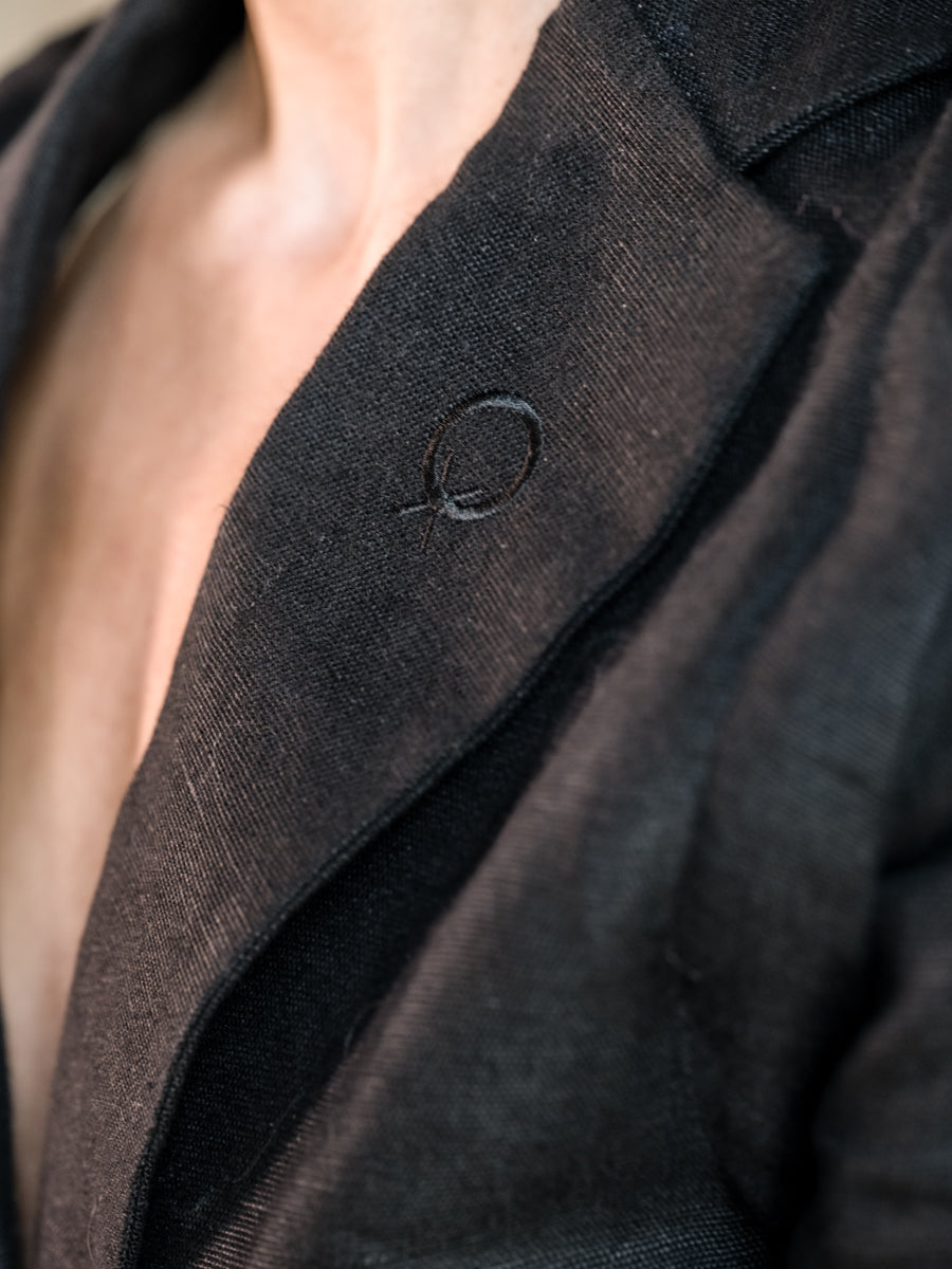 Kleding van linnen stof gemaakt