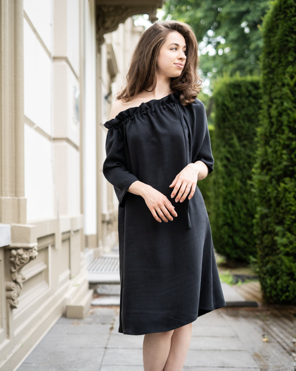 Luxe zijden multi-way jurk zwart / antraciet van OAXO. Duurzame mode, elegant en veelzijdig.