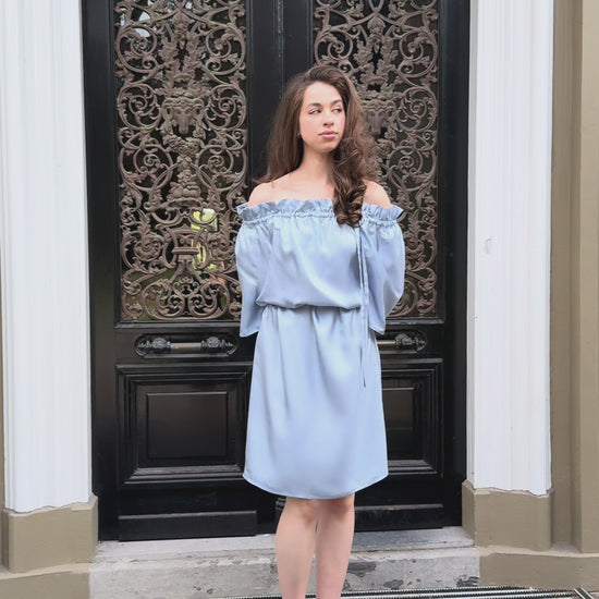 Luxe zijden multi-way jurk ijsblauw OAXO. Duurzame mode, elegant en veelzijdig.