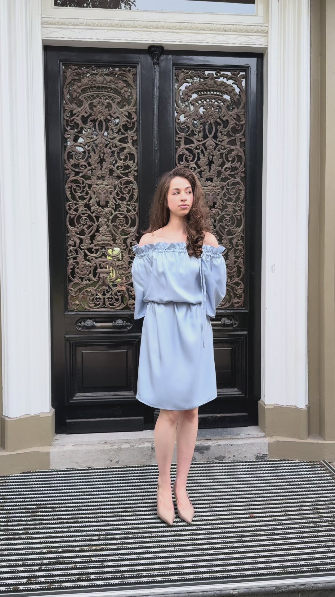 Luxe zijden multi-way jurk ijsblauw OAXO. Duurzame mode, elegant en veelzijdig.